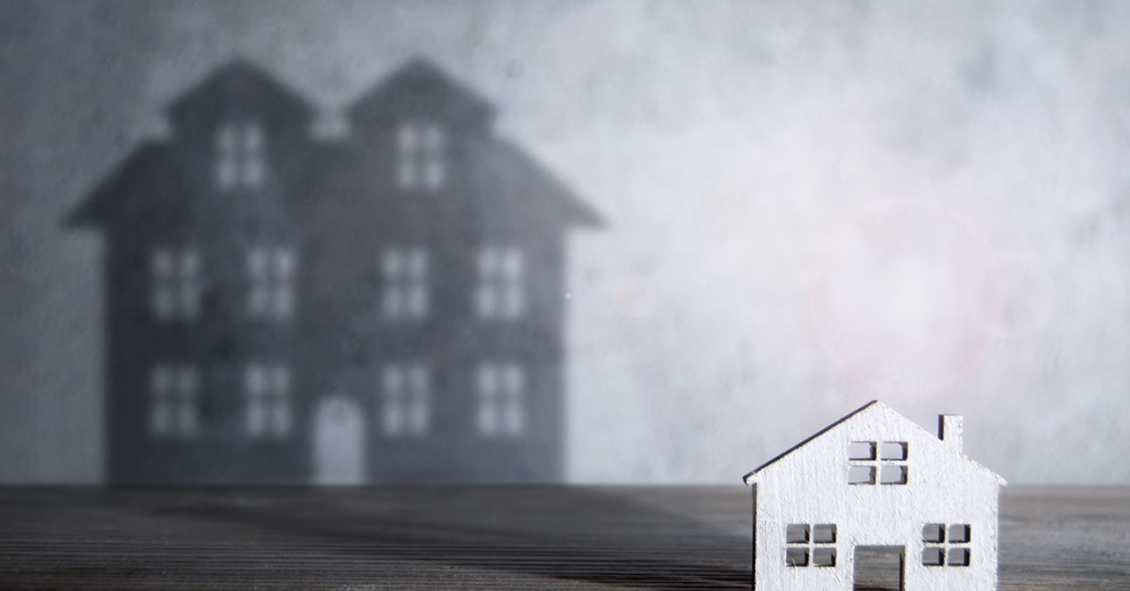 Bilde av lite hus som kaster stor skygge