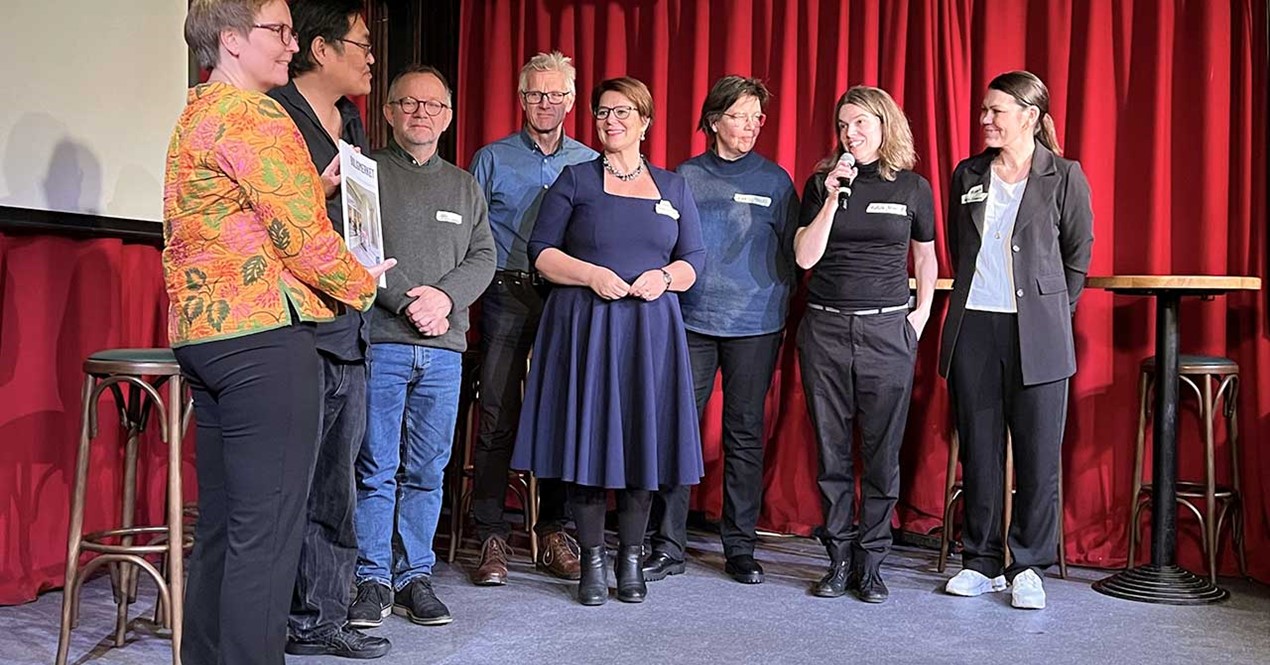 Foto av representanter fra Norsk Eiendom, Leieboerforeningen, Nedenfra Ideelt og Pådriv som overrekker statssekretær Nancy Porsanger (Kommunaldepartementet) rapporten om merking av leieboliger.