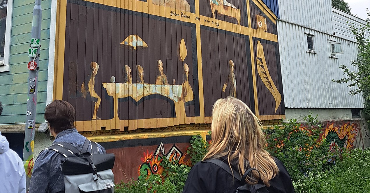 Foto av det berømte veggmaleriet i Biskop Darresgate på Svarlamon som er malt i 1996 av to av Norges fremste billedkunstnere, Håkon Bleken og Håkon Gullvåg.