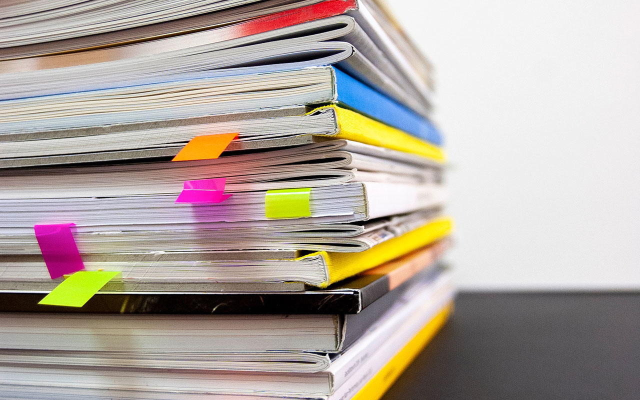 Bilde av en stabel med rapporter