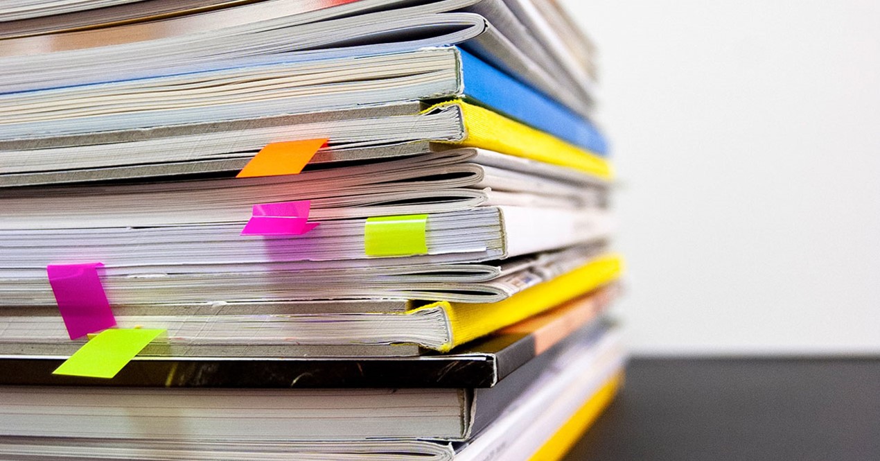 Bilde av en stabel med rapporter