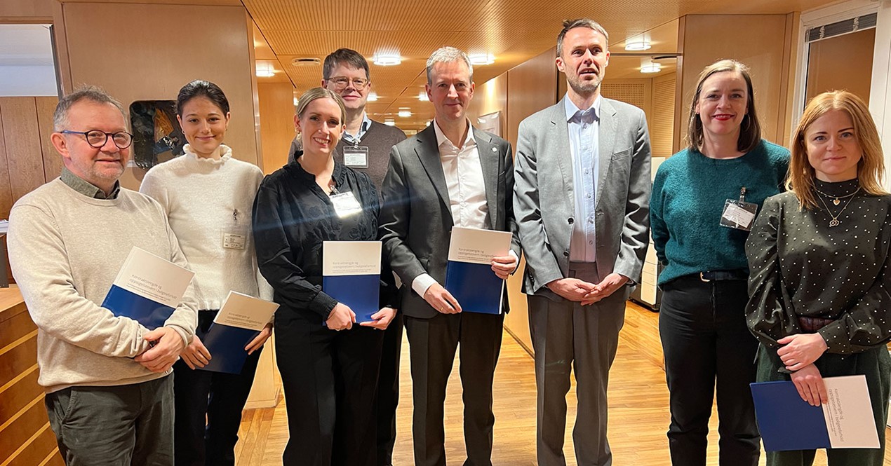 Bilde av Overlevering av lovutvalgets rapport til kommunalminister Erling Sande. Fra venstre; Lars Aasen, Dalin Malek, Maren Kartvedt, Anders Leisner, statsråd Erling Sande, Jardar Sørvoll, Kathrine Standal og Hanne Beth Borge. (Foto: Hilde Greve Mo).
