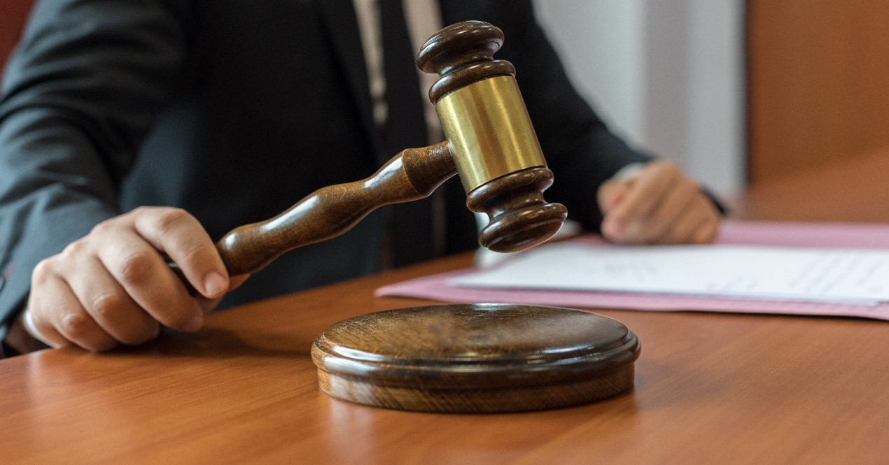 Bilde av person med klubbe som fatter en avgjørelse