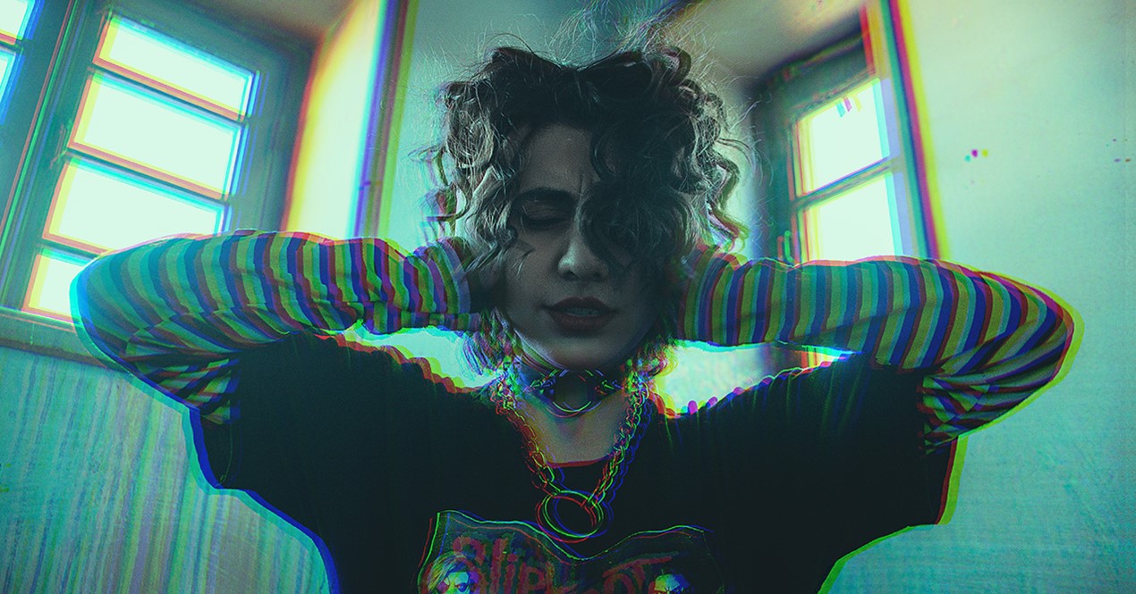 Foto av person som holder for ørene.