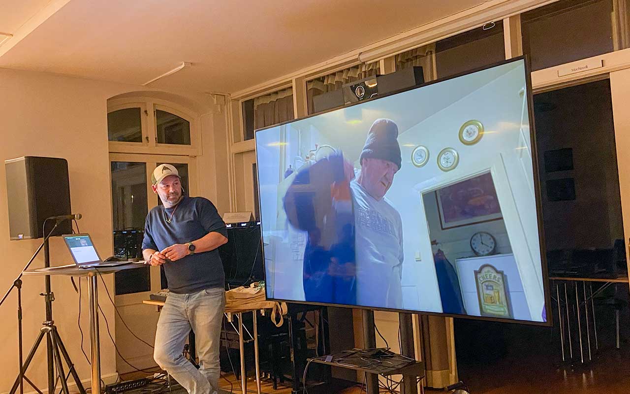 Bilde av Petter «Uteligger» Nyquist som deltok på konferansen og fortalte om sin nye serie, «Petter - der ingen vil bo»