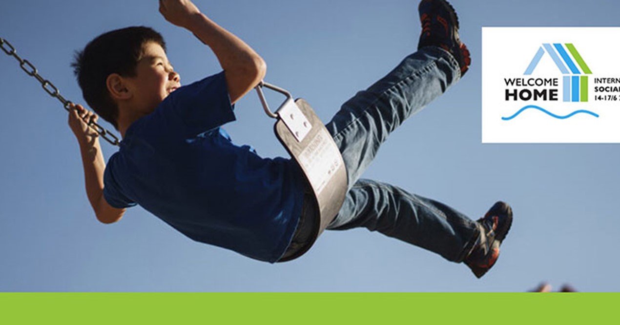 Bilde av barn på huske - fra hjemme til International Social Housing festival