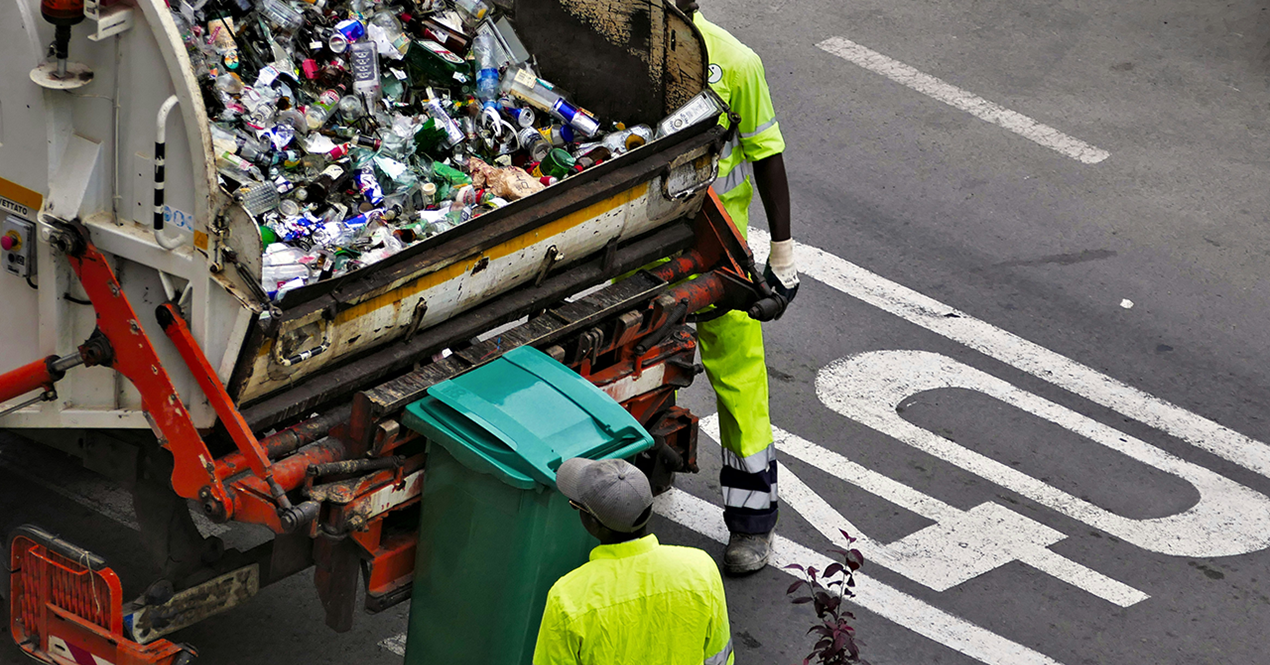Foto av søppeltømmere.