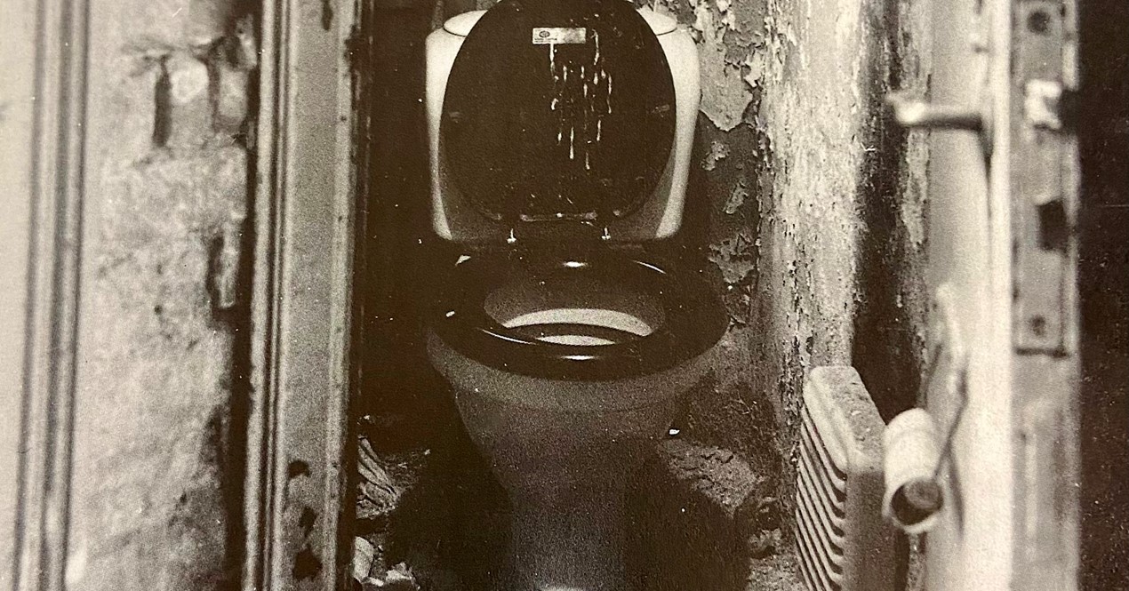 Foto av ødelagt toalett