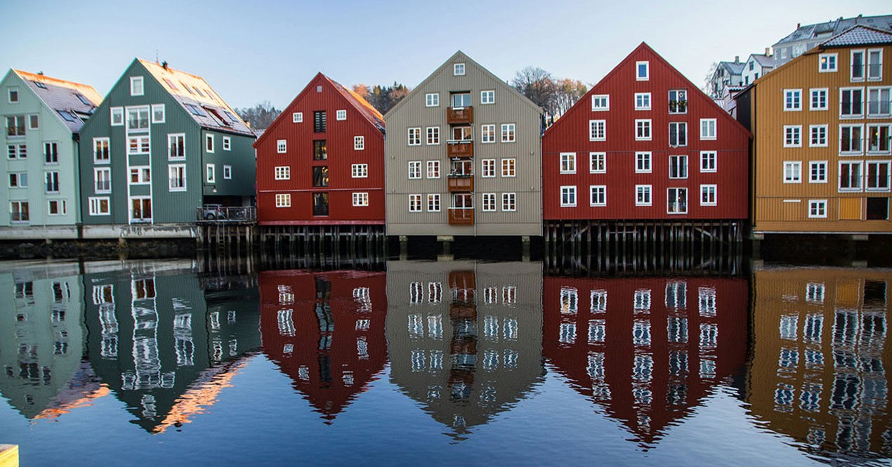 Bilde av husrekke langs med med Nidelven i Trondheim