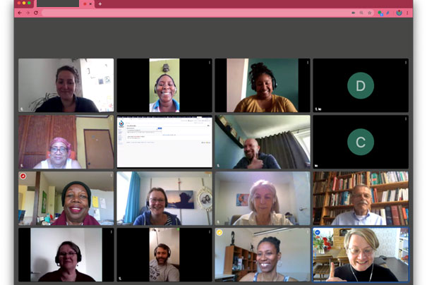 Foto av en Mac hvor det gjennomføre et digitalt møte.