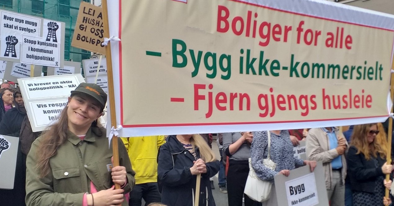 foto som viser en av hovedparolene til Leieboerforeningen under 1. mai arrangementer i 2019: Boliger for alle - bygg ikke-kommersielt - fjerne gjengs husleie.