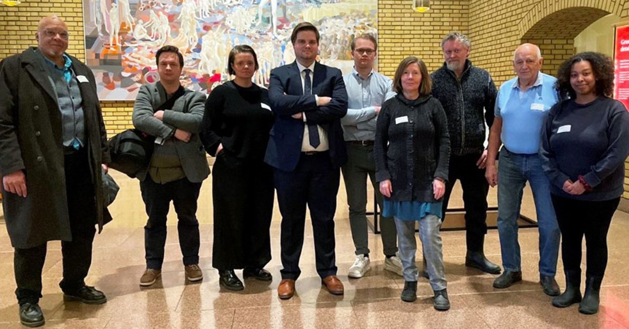 Bilde av Stortingsrepresentant Tobias Drevland Lund fra partiet (R) i stortingets vandrehall sammen med medlemmer og ansatte i Leieboerforeningen og aktivister fra Reduser_husleia etter at forslaget hadde blitt nedstemt av et stort flertall på Stortinget.