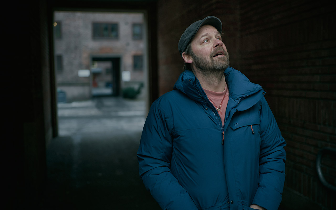 Foto av dokumentarfilmskaper Petter Nyquist i portrommet til den kommunale gården på Torshov hvor han bodde i 40 dager og lagde filmen "Petter -der ingen vil bo". 