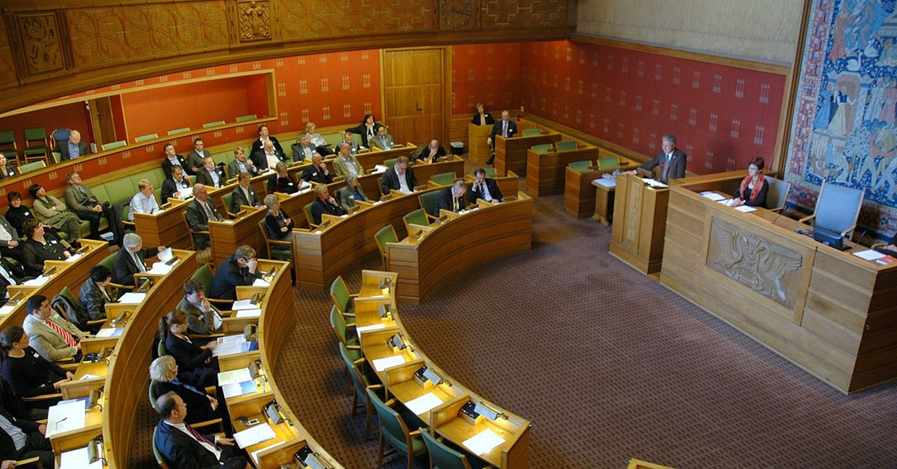 Bilde fra bystyresalen i Oslo Rådhus