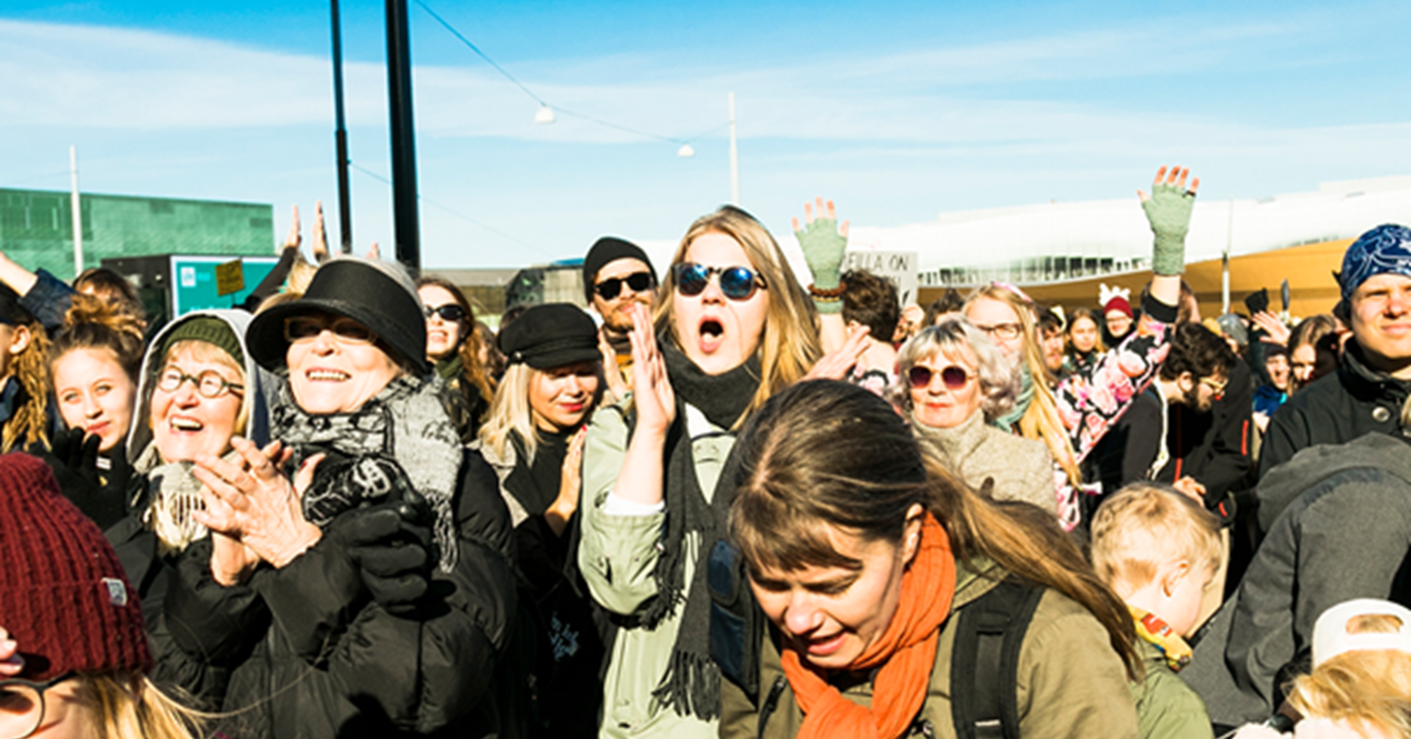 Fotografi av mange entusiatiske mennesker.
