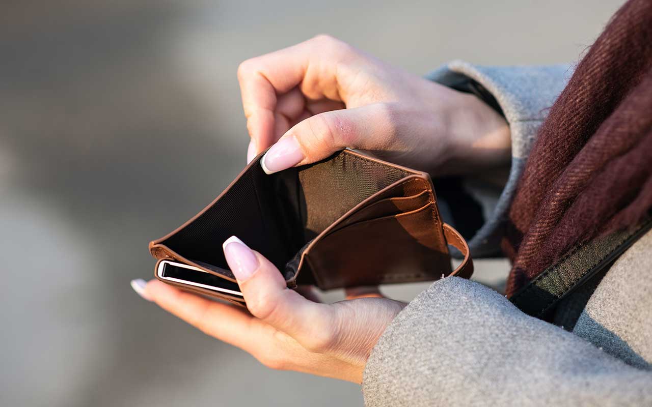 Illustrasjon av kalkulator som er lent inntil myntestabler