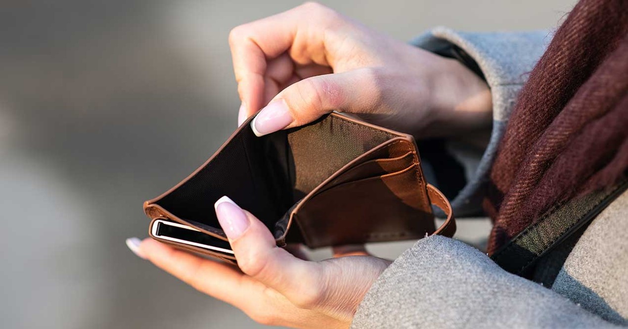 Illustrasjon av kalkulator som er lent inntil myntestabler